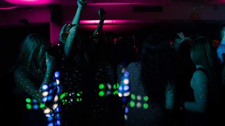 Девушки в клубе