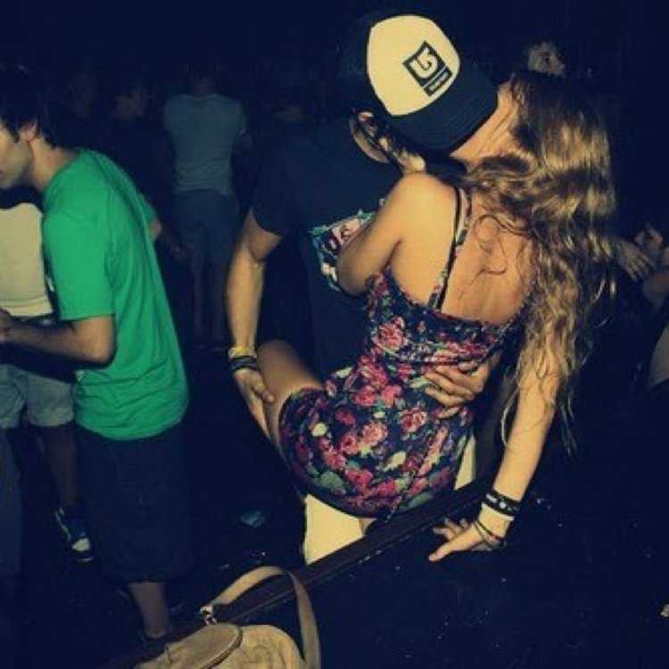 Поцелуй на вечеринке