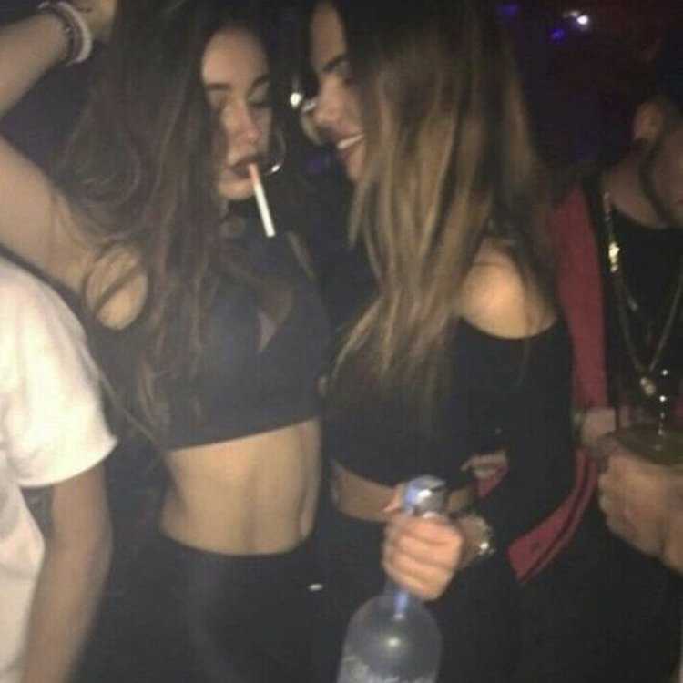 С подругой на вечеринке без лица