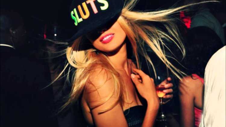 Красивая блондинка в клубе