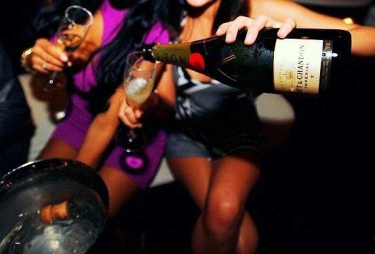 Девушка в клубе со спины