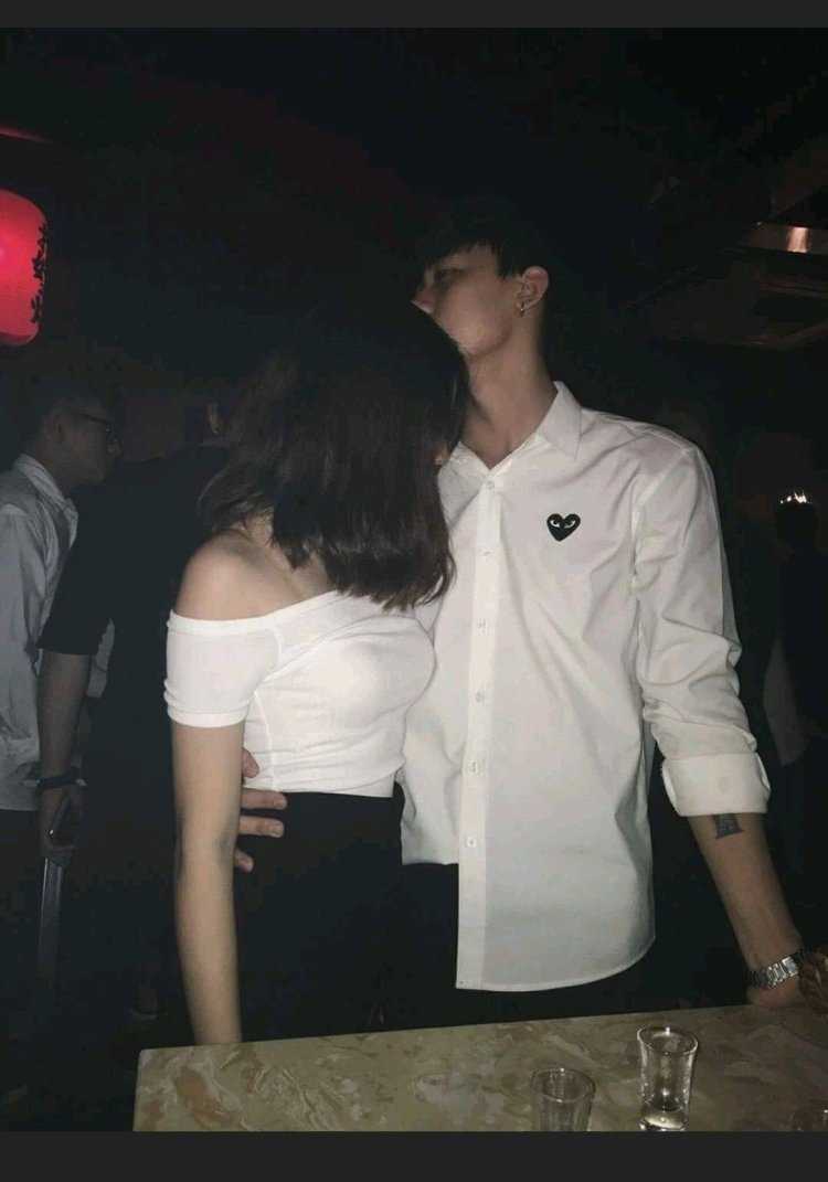 Парень в клубе без лица