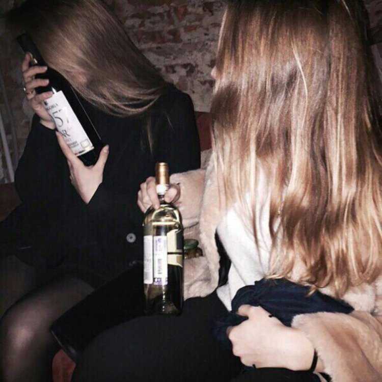 Две девушки с алкоголем