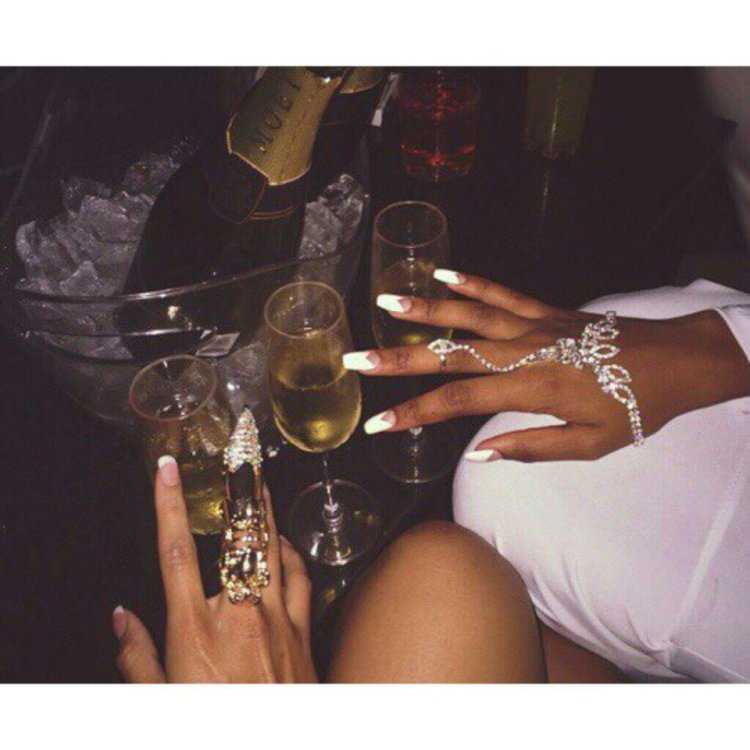 Брюнетка с шампанским