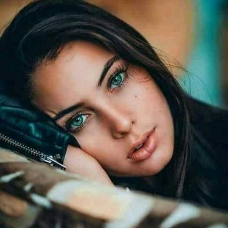 Девушка с голубыми глазами