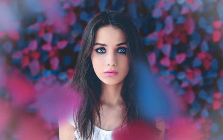 Темноволосая девушка