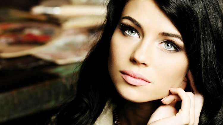 Красивая темноволосая женщина