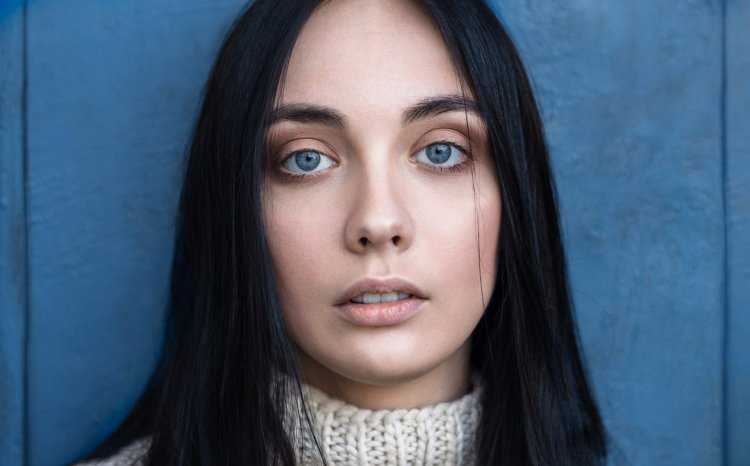 Черные волосы и голубые глаза