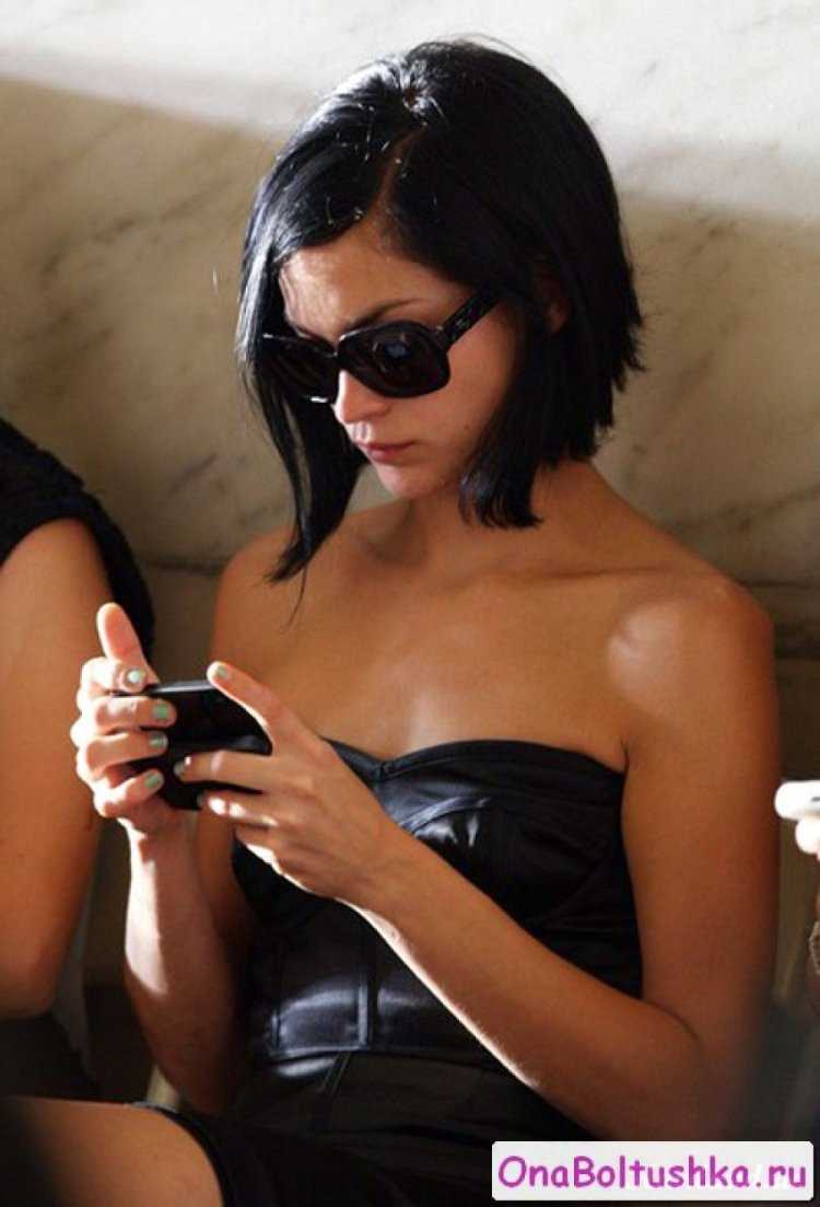 Брюнетка с каре