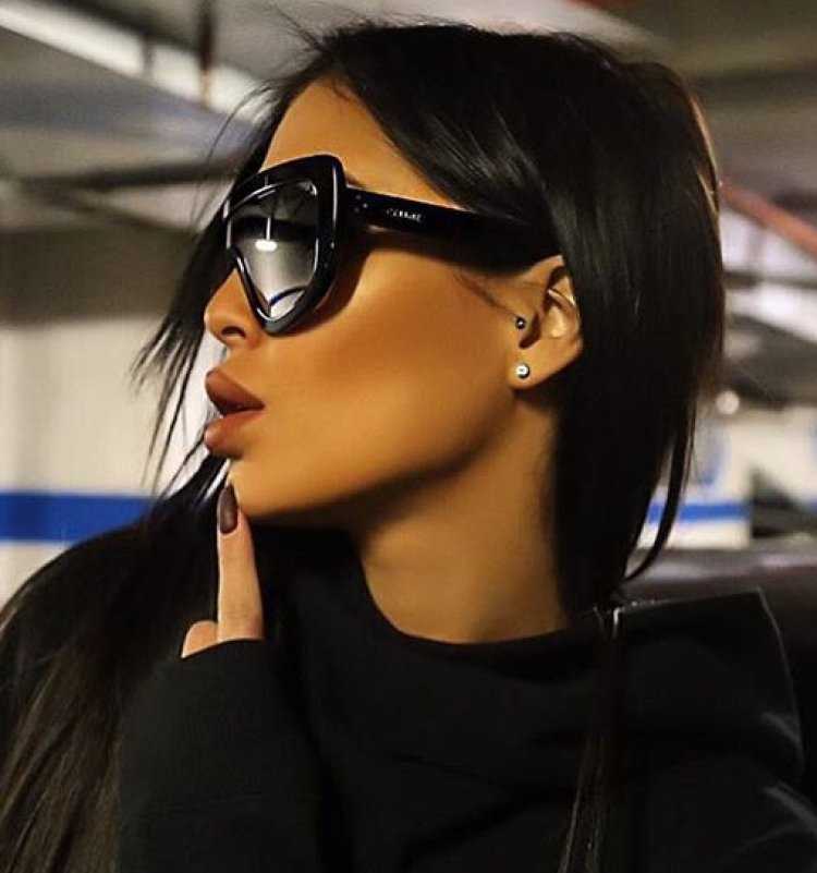 Девушка в темных очках