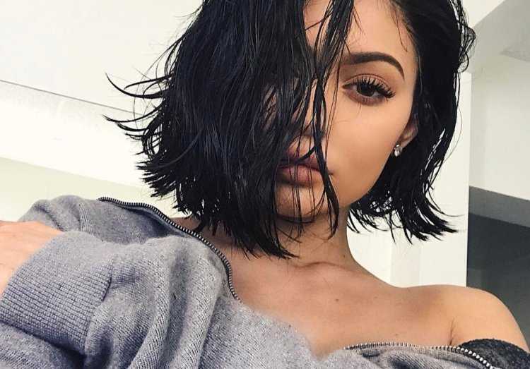 Девушка с каре сбоку