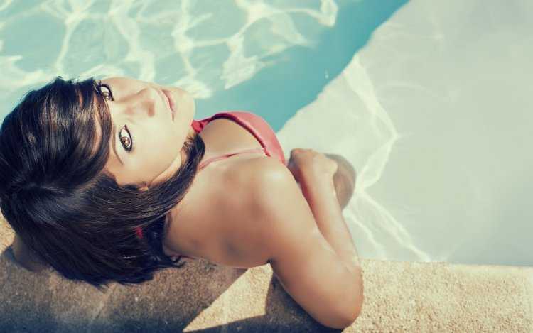 Брюнетка с челкой в купальнике