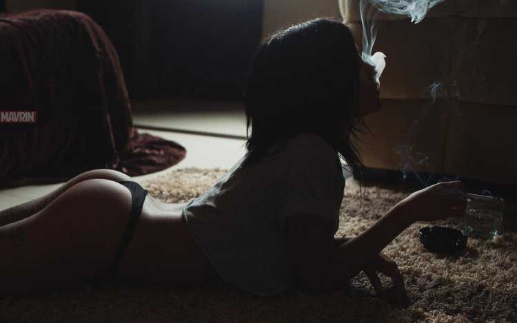 Загадочная красавица с каре, погруженная в мир ночной страсти