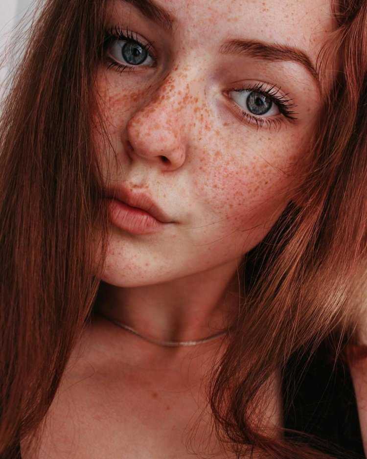 Естественный макияж с веснушками