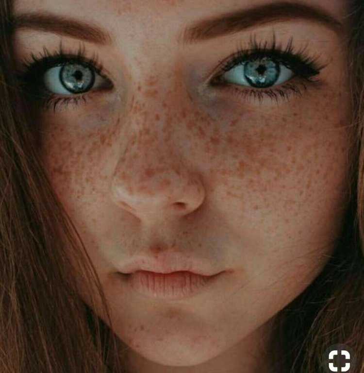 Девушка с веснушками и зелеными глазами