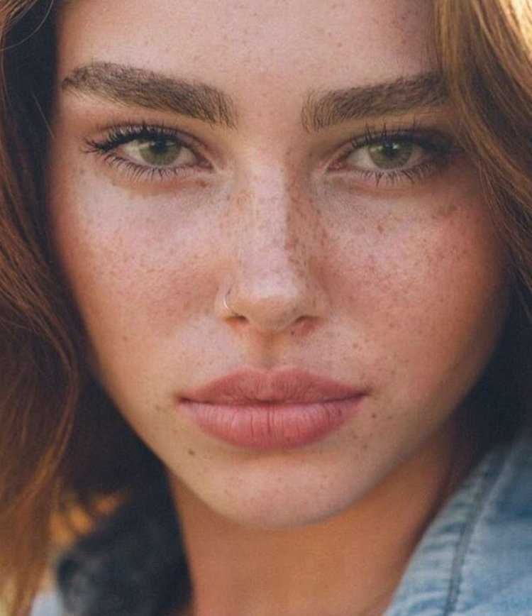 Красивые девушки с веснушками