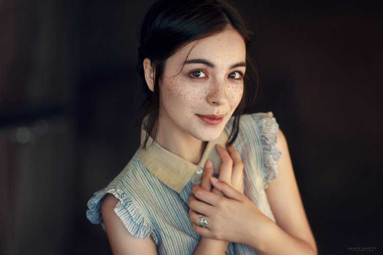 Брюнетка с карими глазами и веснушками3