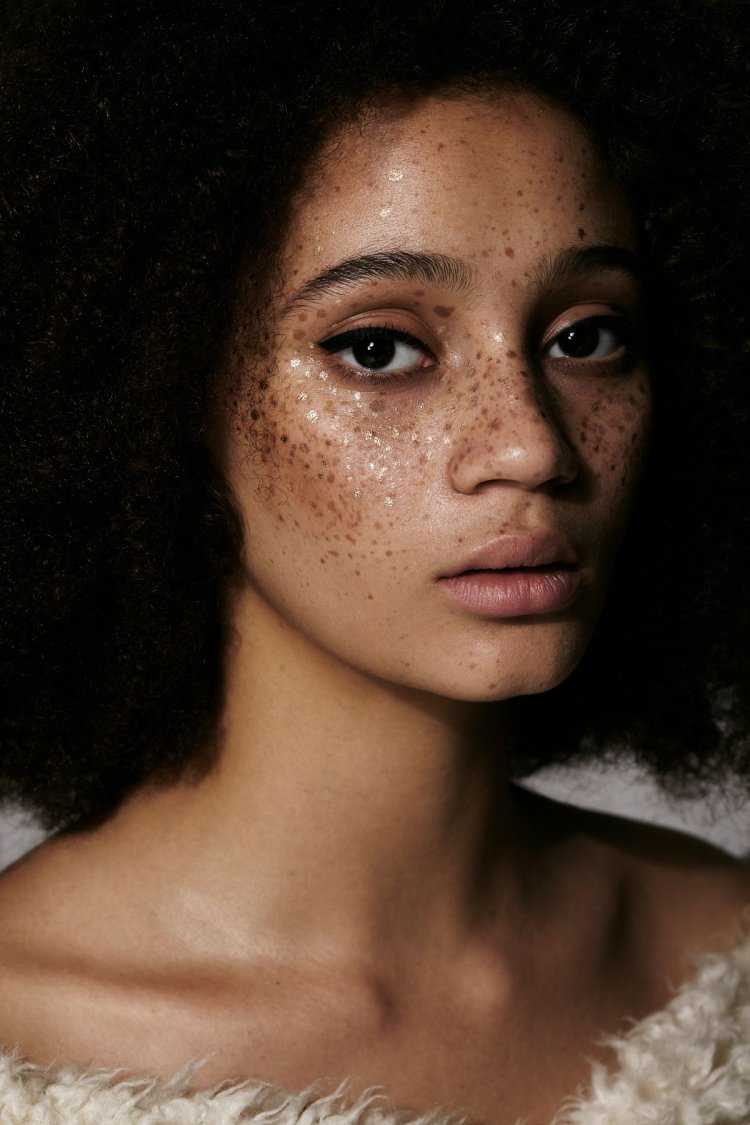 Смуглая девушка с веснушками