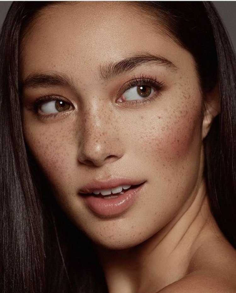 Естественный макияж с веснушками