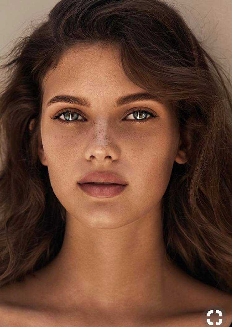 Смуглая девушка с веснушками