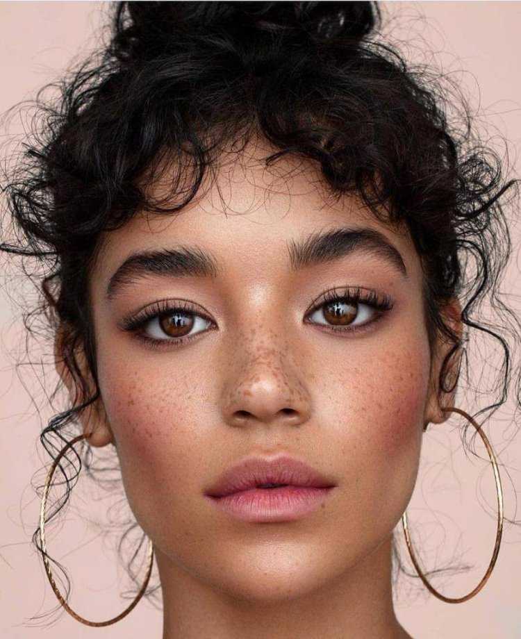 Смуглая девушка с веснушками