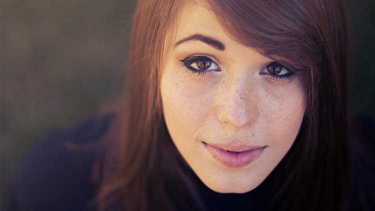 Шатенка с веснушками