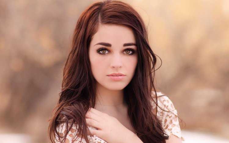 Красивая девушка с каштановыми волосами