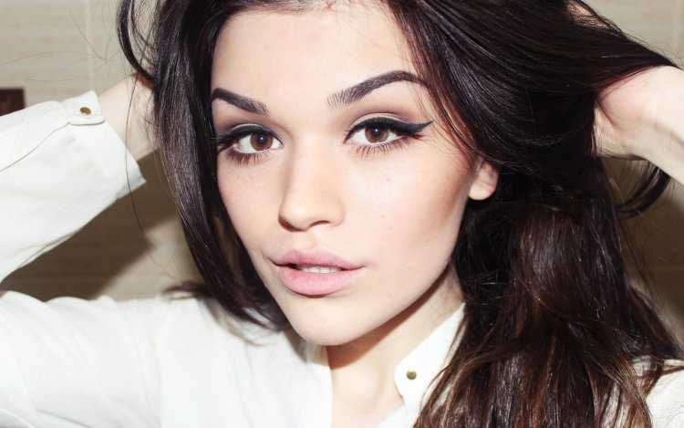 Карие глаза темные волосы