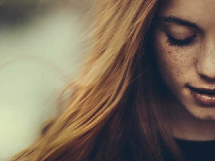 Русая с веснушками