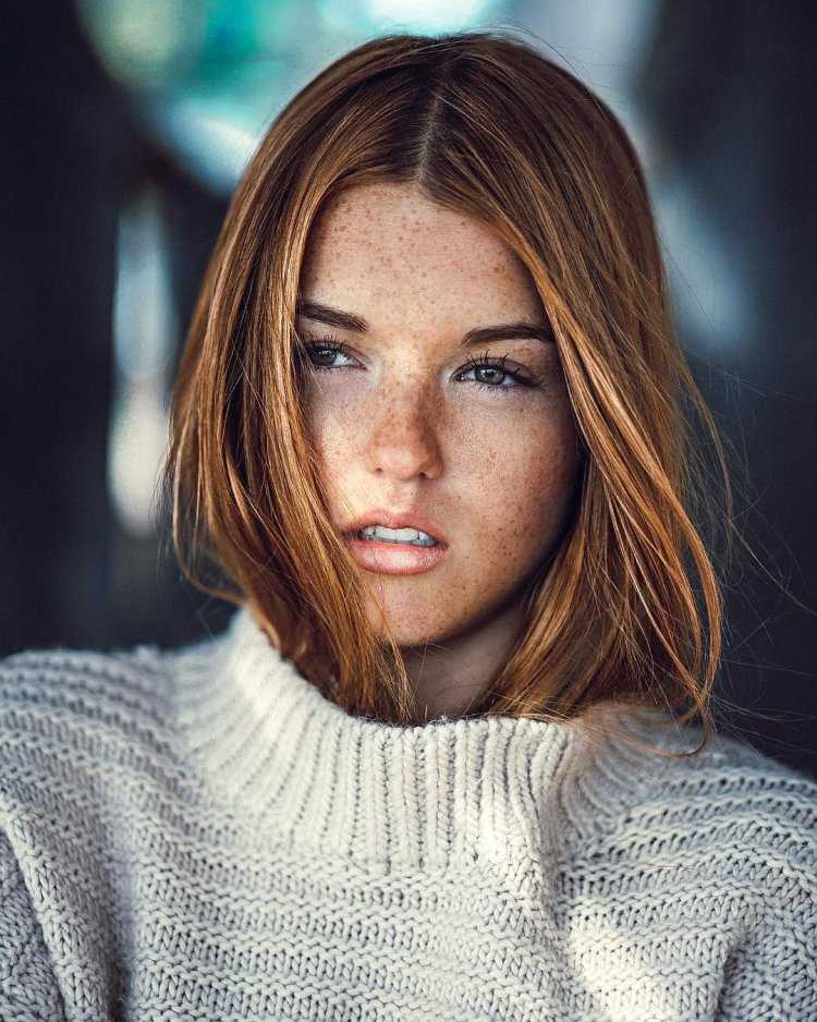 Брюнетка с карими глазами и веснушками47