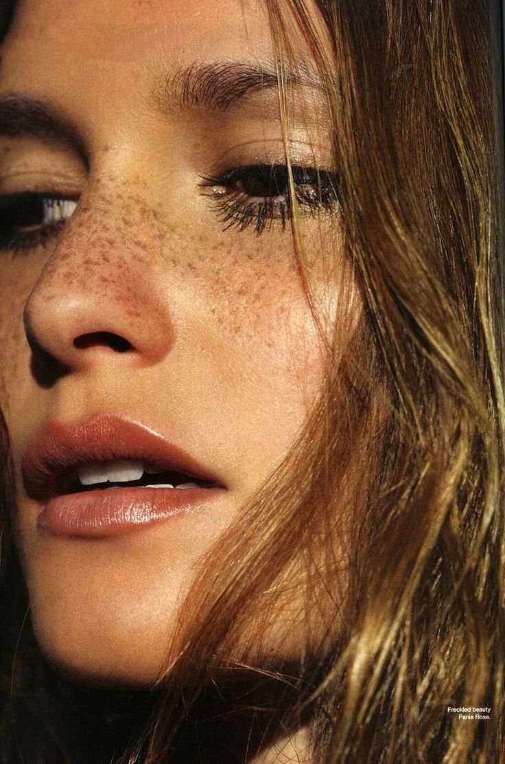 Девушка с веснушками на носу