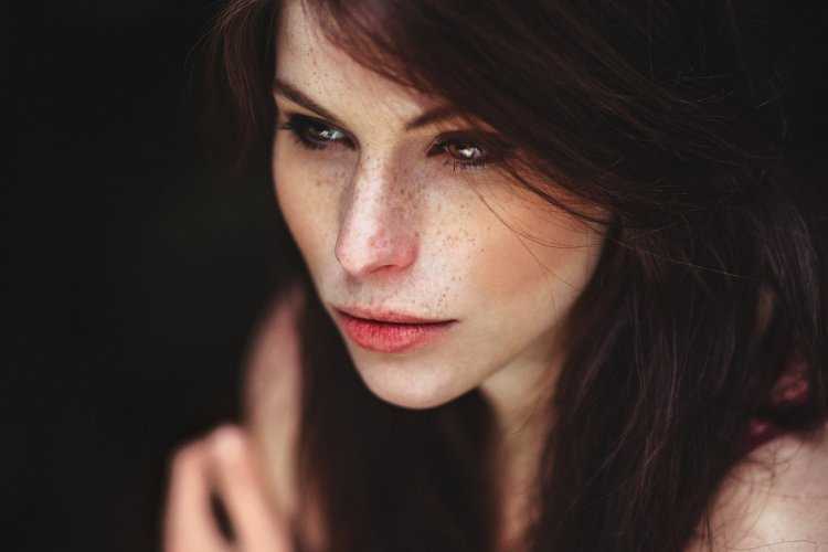 Брюнетка с веснушками