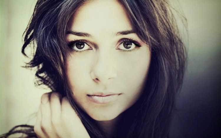 Брюнетка с карими глазами и веснушками63