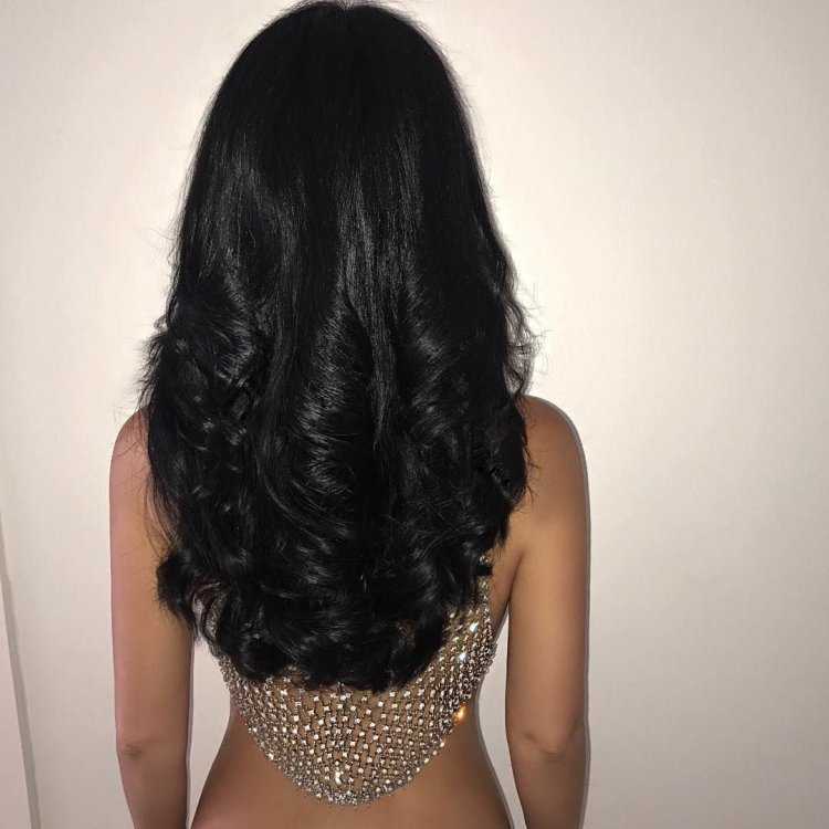 Брюнетка со спины