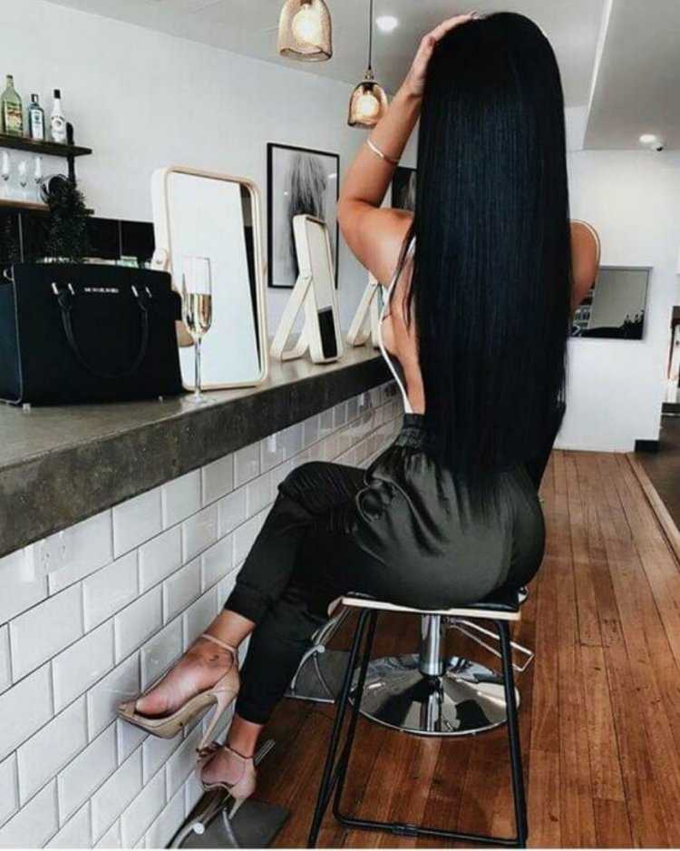 Девушка брюнетка с длинными волосами