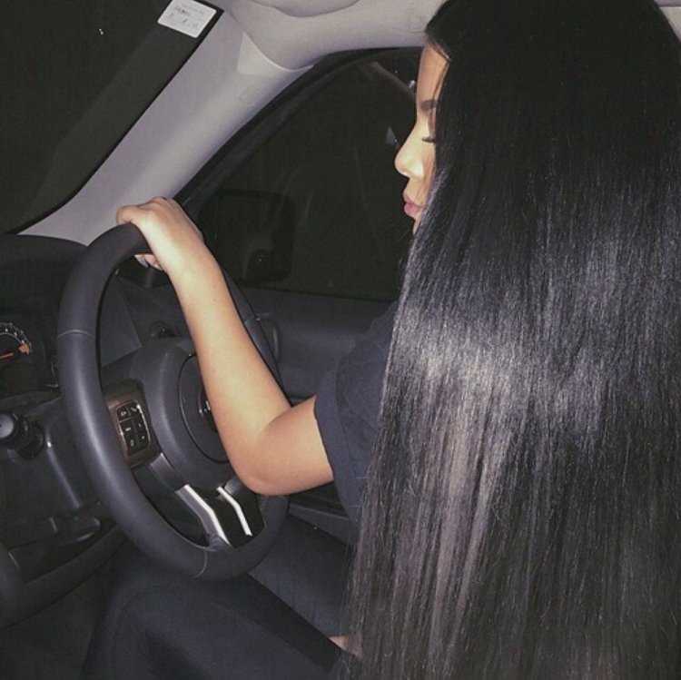 Девушка с черными волосами в машине