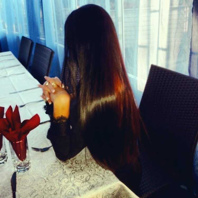 Брюнетка с длинными волосами в кафе