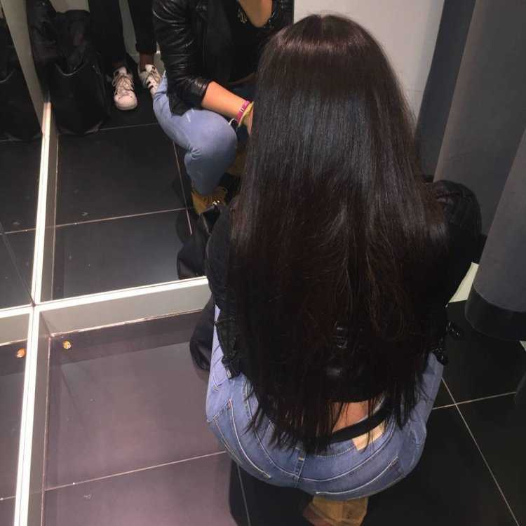 Девушка с длинными черными волосами без лица