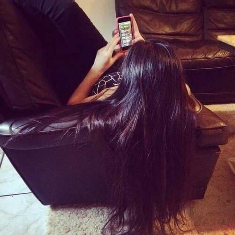 Брюнетка со спины с длинными волосами