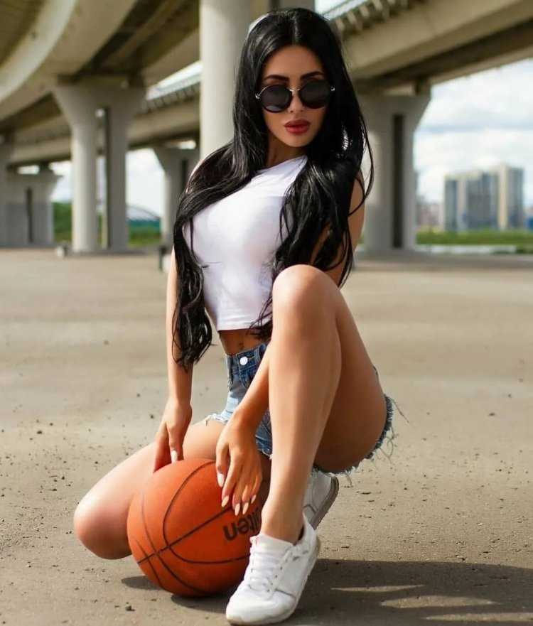 Красивая брюнетка в шортах