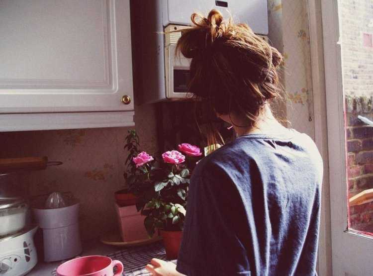 Девушка с пучком со спины