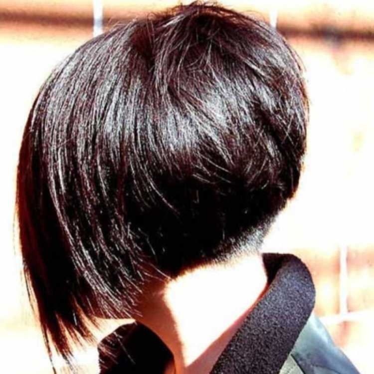 Брюнетка с короткой стрижкой со спины