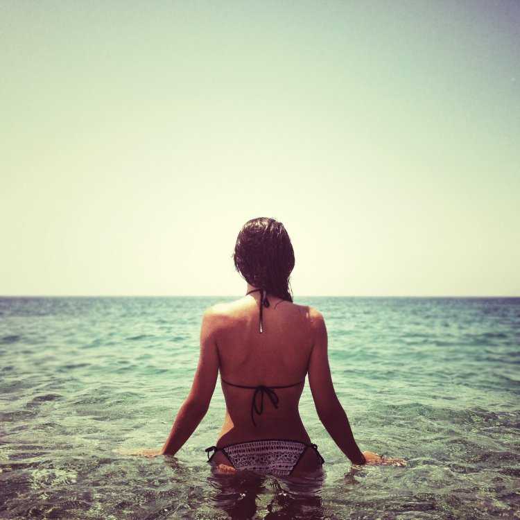 Брюнетка с короткой стрижкой в купальнике27