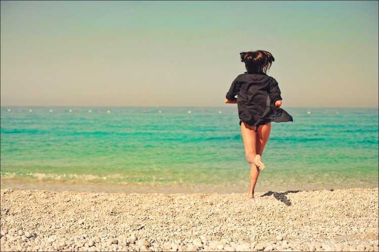 Девушка с короткими волосами на море