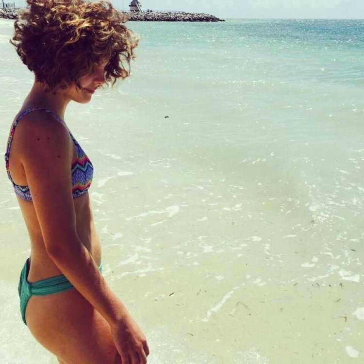 Камрен Бикондова в купальнике