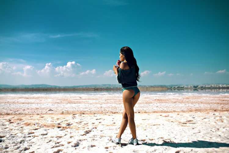 Красивая брюнетка на пляже