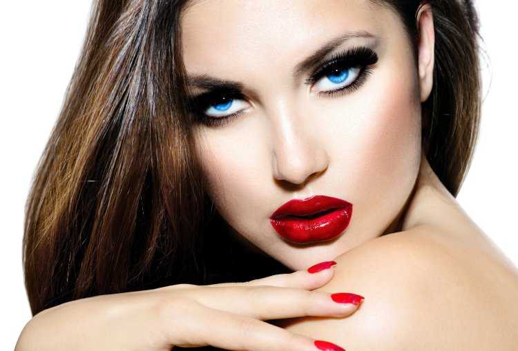 Девушка с яркой помадой