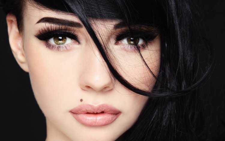 Девушка с родинкой над губой