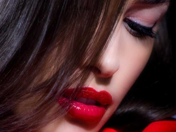 Брюнетка с красивыми ресницами67