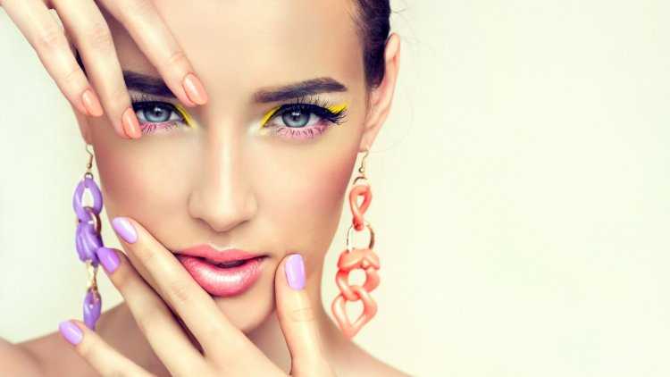 Девушка с маникюром и ресницами